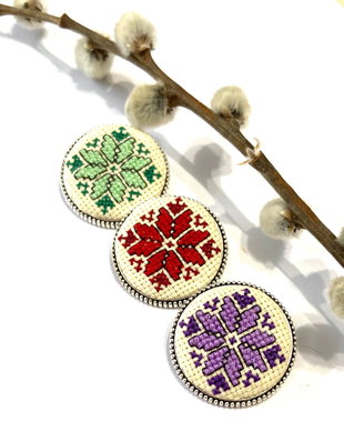 Brosa cu broderie manuala -traditii