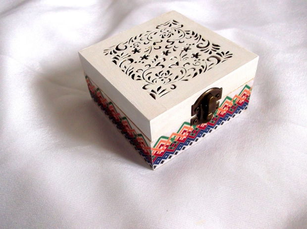 cutie lemn decorata cu motiv traditional 42692