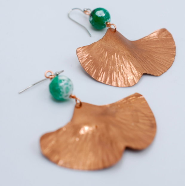 Cercei din cupru frunze ginkgo biloba, cercei lungi, cercei statement, cercei handmade