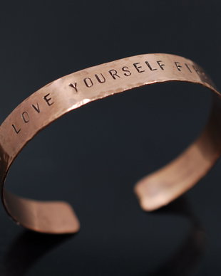 Brățară LOVE YOURSELF FIRST din alama sau cupru texturat