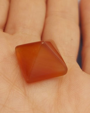 Piramida mica din carneol natural