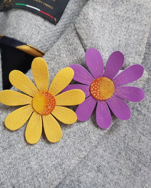 Brosa martisor din piele naturala- margareta