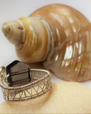 Inel handmade din sarma cupru placata cu argint si cuartz fumuriu