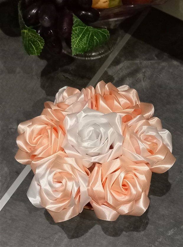 Aranjament floral in vas de ceramica personalizabil