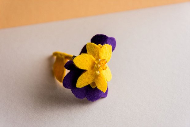 Broșă Floare, din fetru galben și indigo