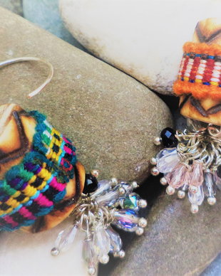 Cercei handmade cu margele din lemn si cristale tip swarovski