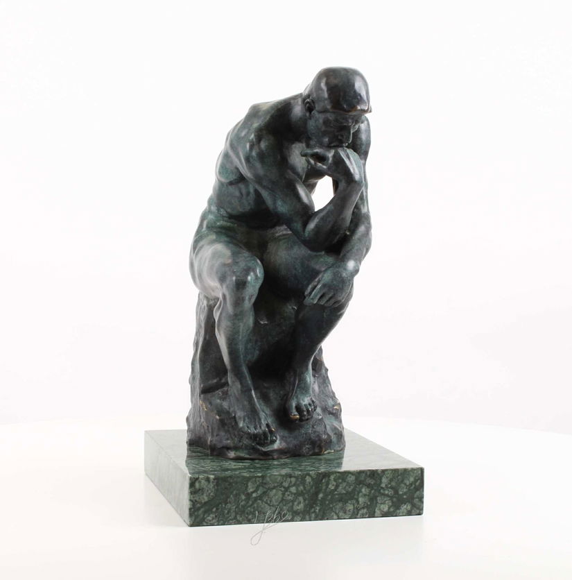 Ganditorul- statueta din bronz pe un soclu din marmura