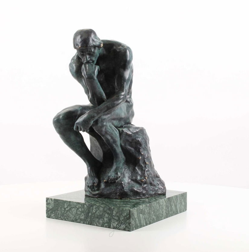Ganditorul- statueta din bronz pe un soclu din marmura