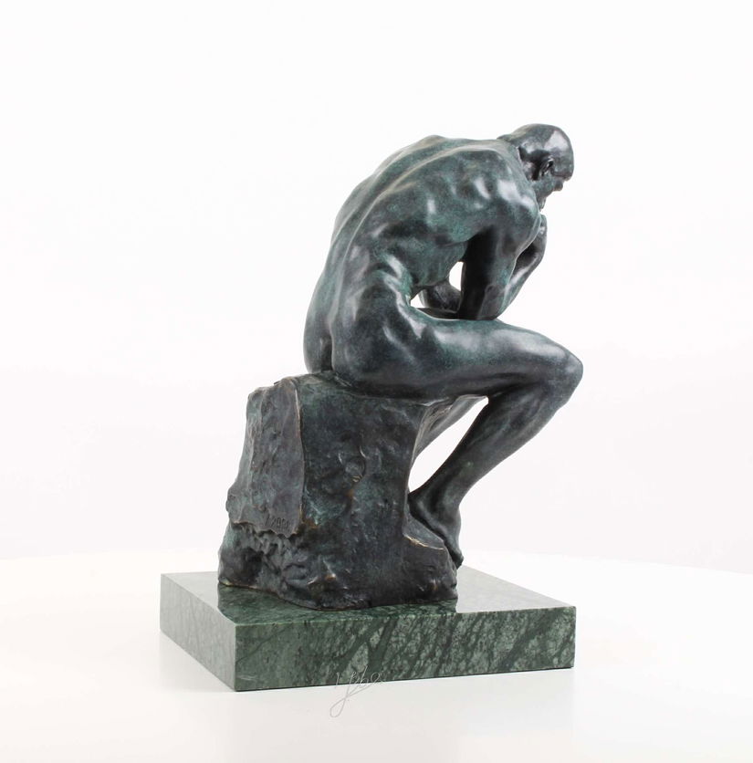 Ganditorul- statueta din bronz pe un soclu din marmura