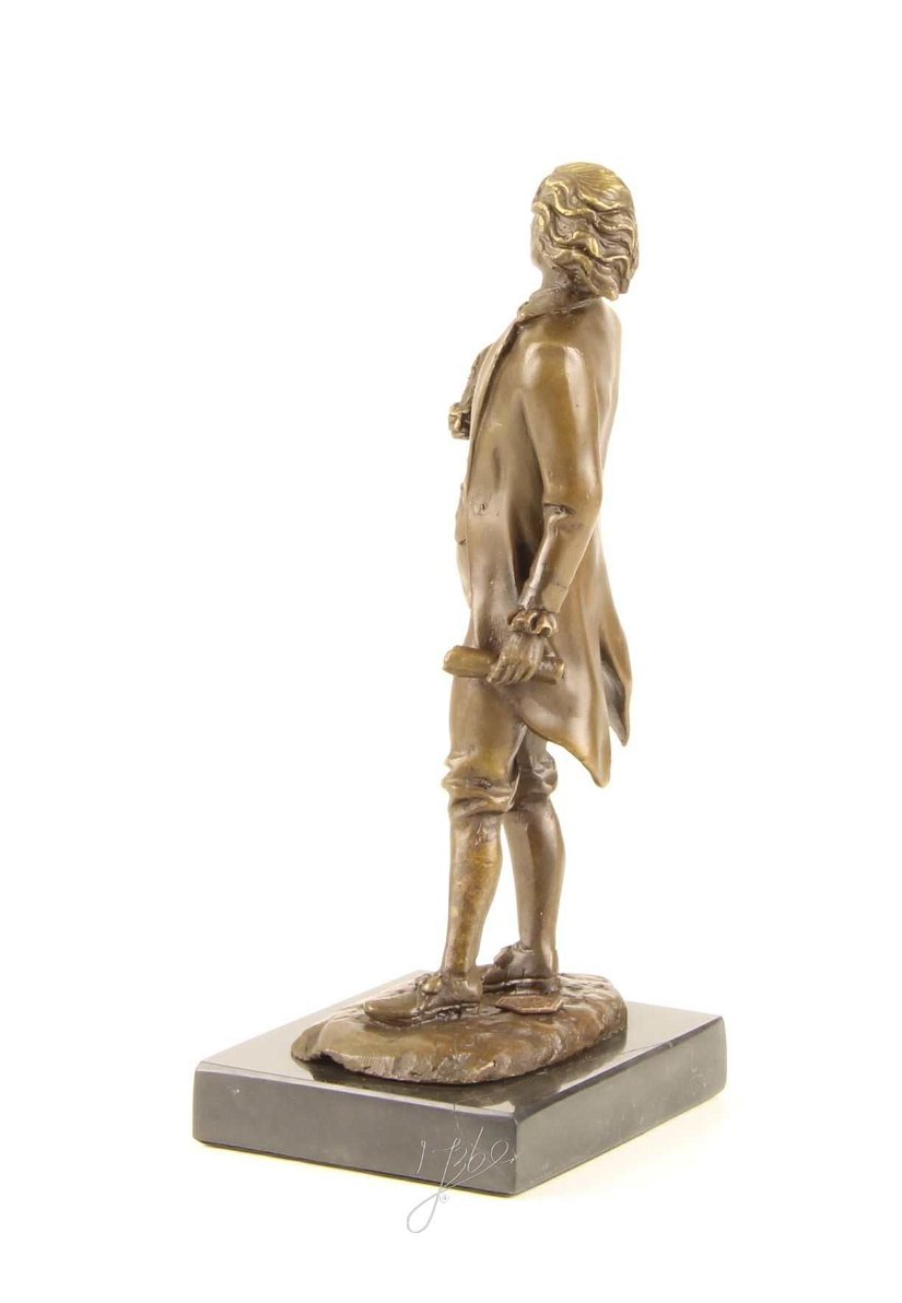 Mozart-statueta din bronz pe un soclu din marmura