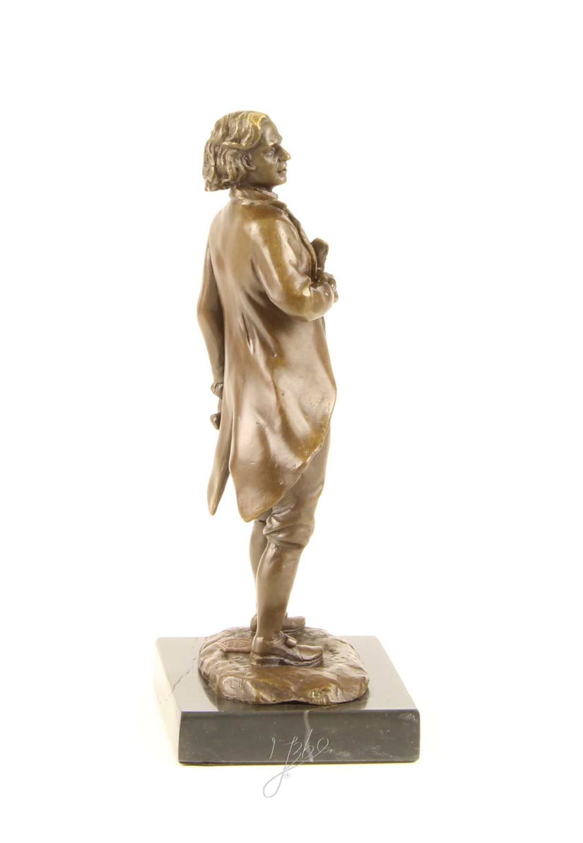 Mozart-statueta din bronz pe un soclu din marmura