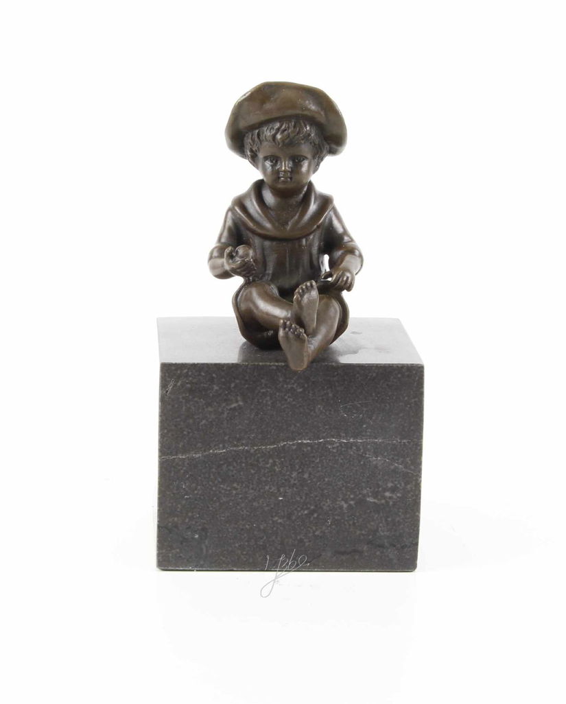 Baietel-statueta din bronz pe un soclu din marmura