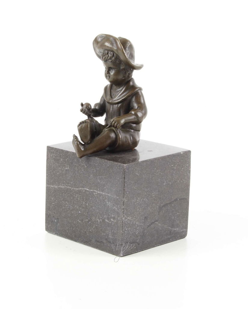 Baietel-statueta din bronz pe un soclu din marmura