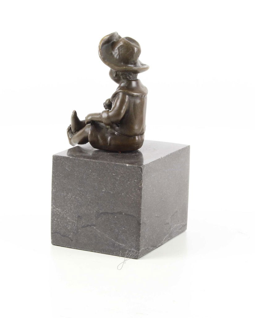 Baietel-statueta din bronz pe un soclu din marmura