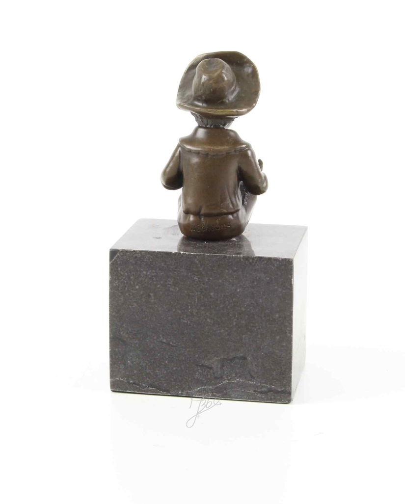 Baietel-statueta din bronz pe un soclu din marmura
