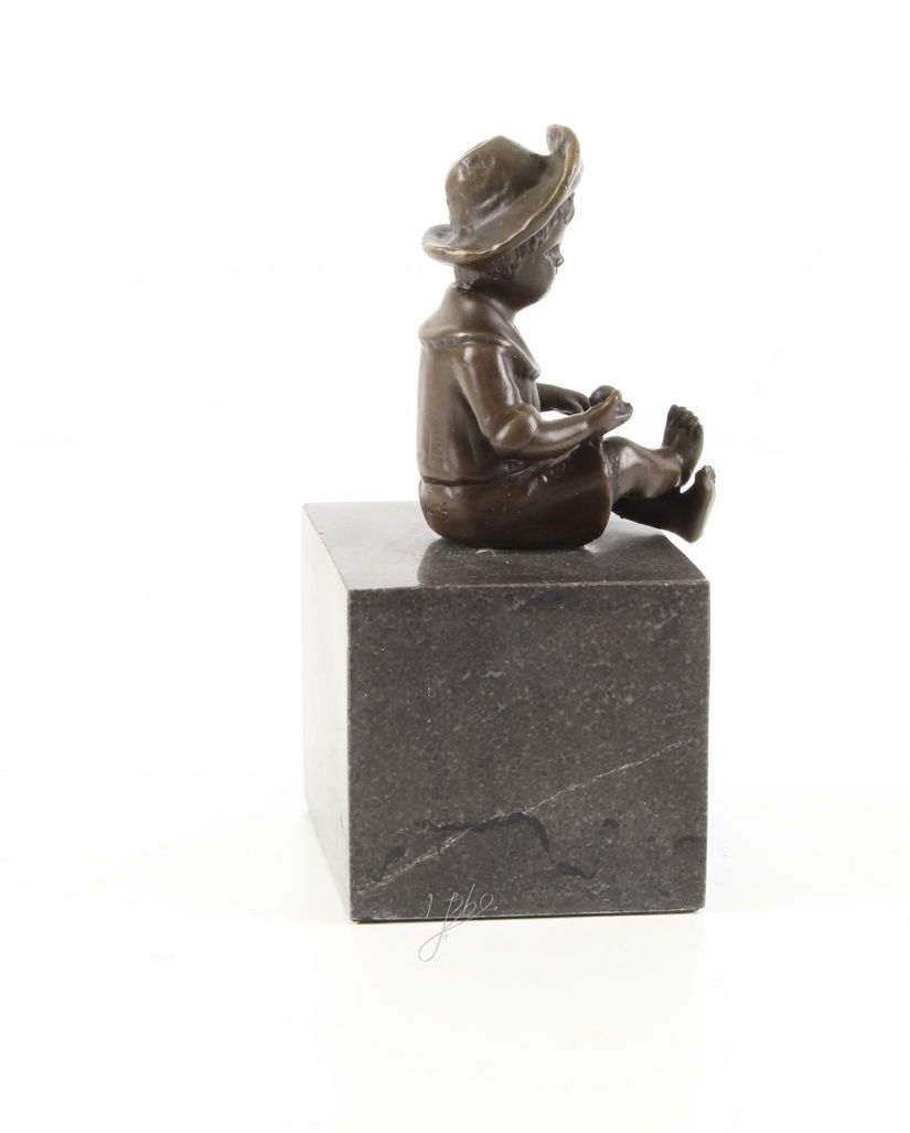 Baietel-statueta din bronz pe un soclu din marmura
