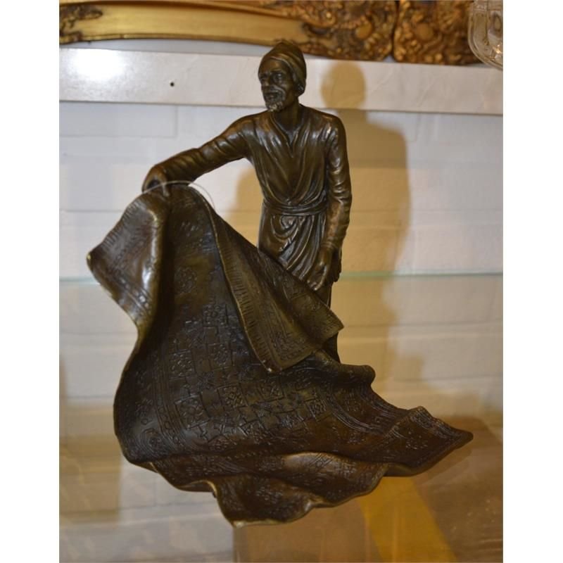 Arab vanzator de carpete- statueta din bronz pe un soclu din marmura
