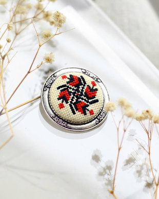 Brosa cu broderie manuala - traditii