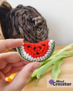 Brosa Pepene - Povesti la purtator - Martisor crosetat