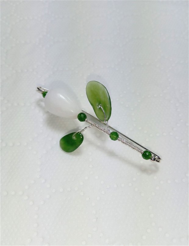 Broșă argint, jad alb și verde