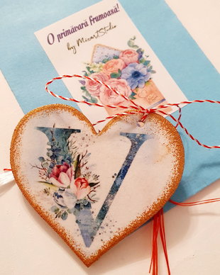 Martisor personalizat cu initiala stilizata, 5 cm