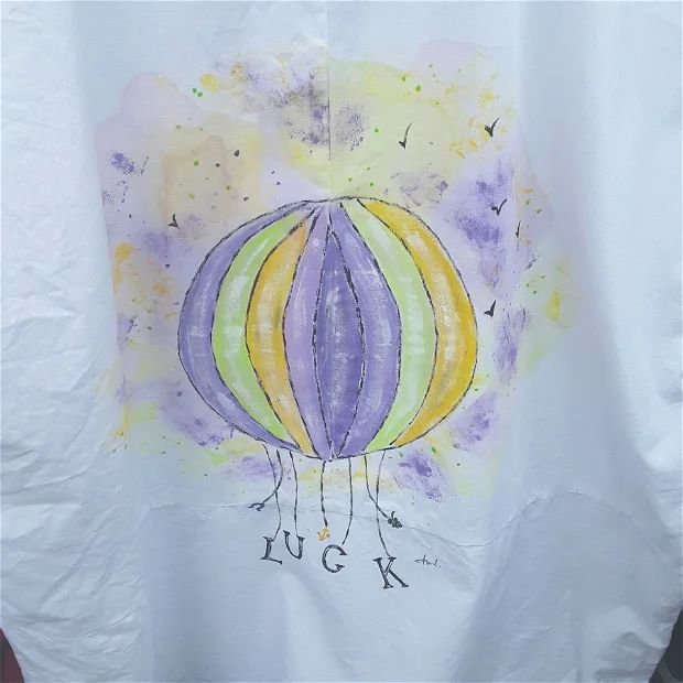 Camasa alba oversize pictata pe spate cu un balon cu aer cald aducator de noroc