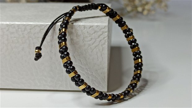Brățară unisex, realizată cu pietre semiprețioase, Onix negru si Hematit auriu.