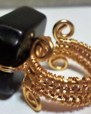 Inel handmade din sarma gilt si margea patrata din sticla cehia
