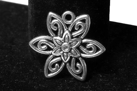 Pandantiv metalic, argintiu antichizat, floare, 21x23 mm