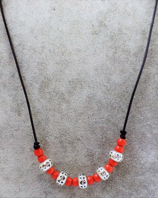 Colier handmade barbatesc/colier unisex/colier snur piele ,coral si distantiere din aliaj tibetan