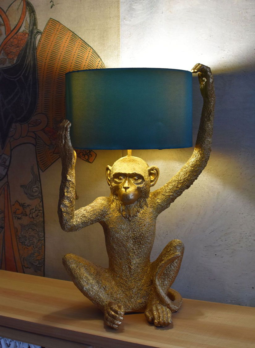 Lampa de masa cu o maimuta aurie si abajur verde