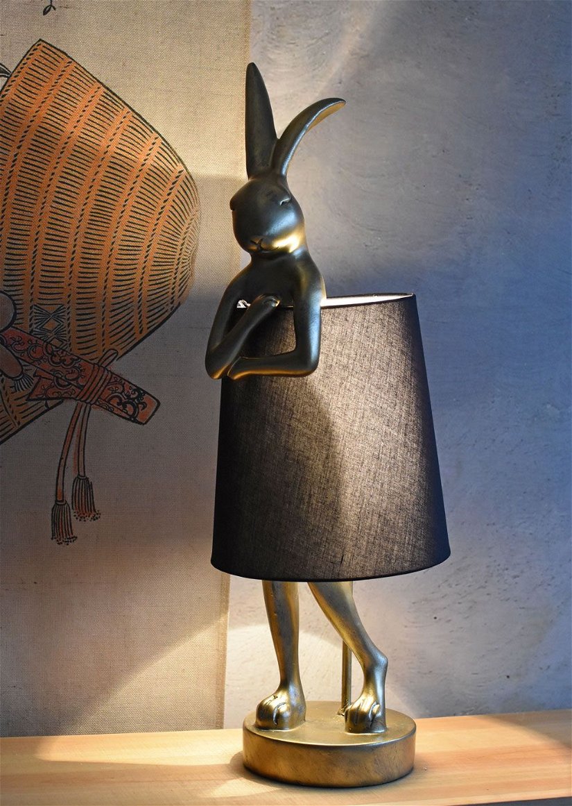 Lampa de masa cu un iepure auriu si abajur negru