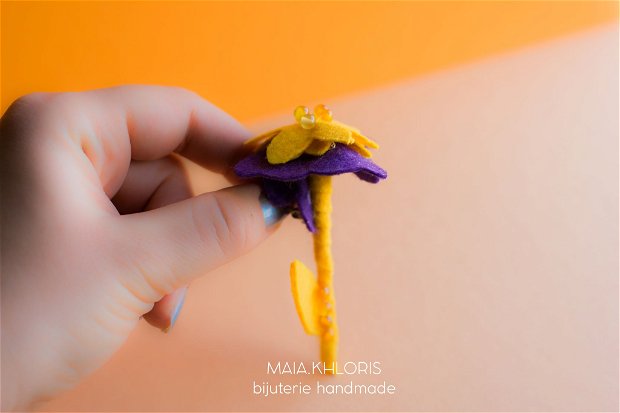 Broșă Floare, din fetru galben și indigo