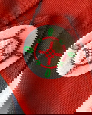 Broșă cu cusătură și fetru