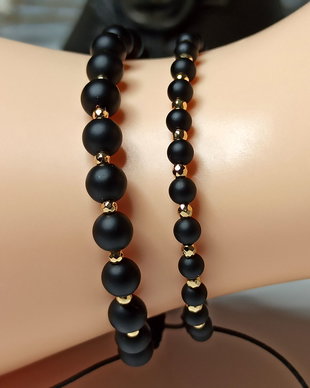 Brățară reglabilă unisex, realizată cu Onix negru si Hematit auriu.