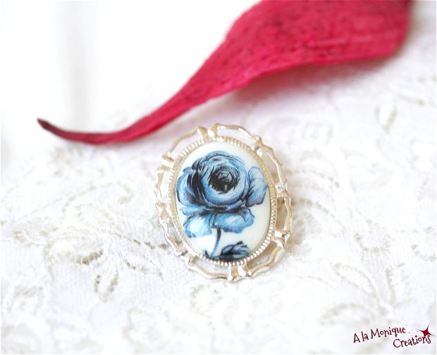 Brosa pandantiv vintage cu floare albastra