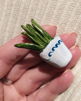 Broșă planta ceramica
