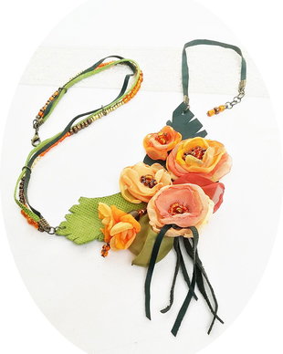 colier buchet de flori  insorite