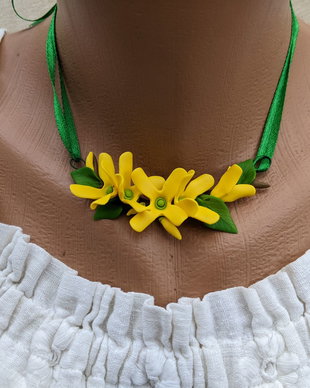 Minicolier cu flori de forsythia
