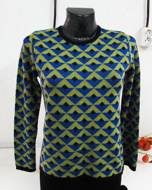 Pulover cu modele geometrice