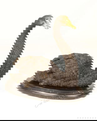 Lebada -statueta din bronz pe un soclu din marmura