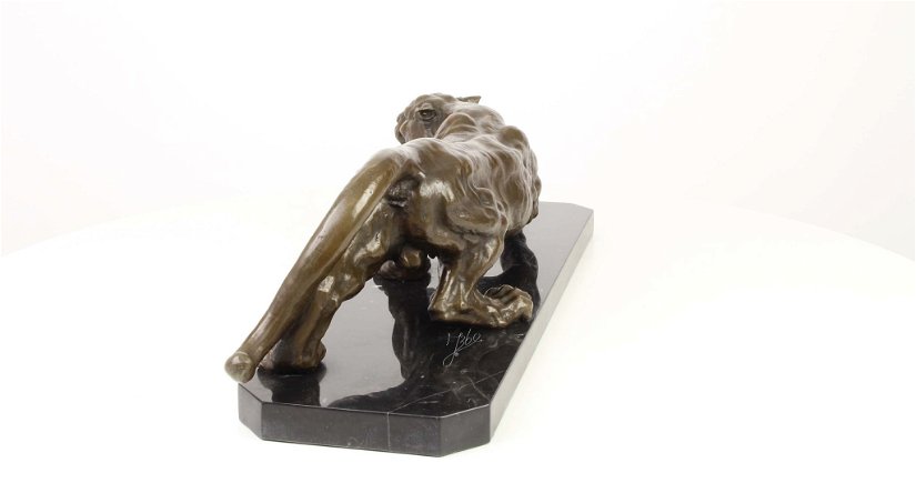 Pantera-statueta din bronz pe un soclu din marmura