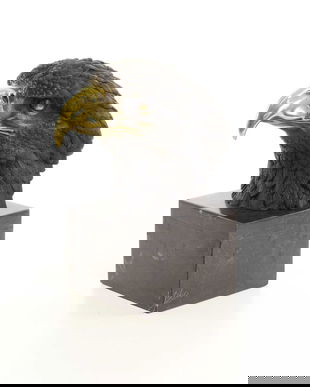 Cap de vultur-statueta din bronz pe un soclu din marmura