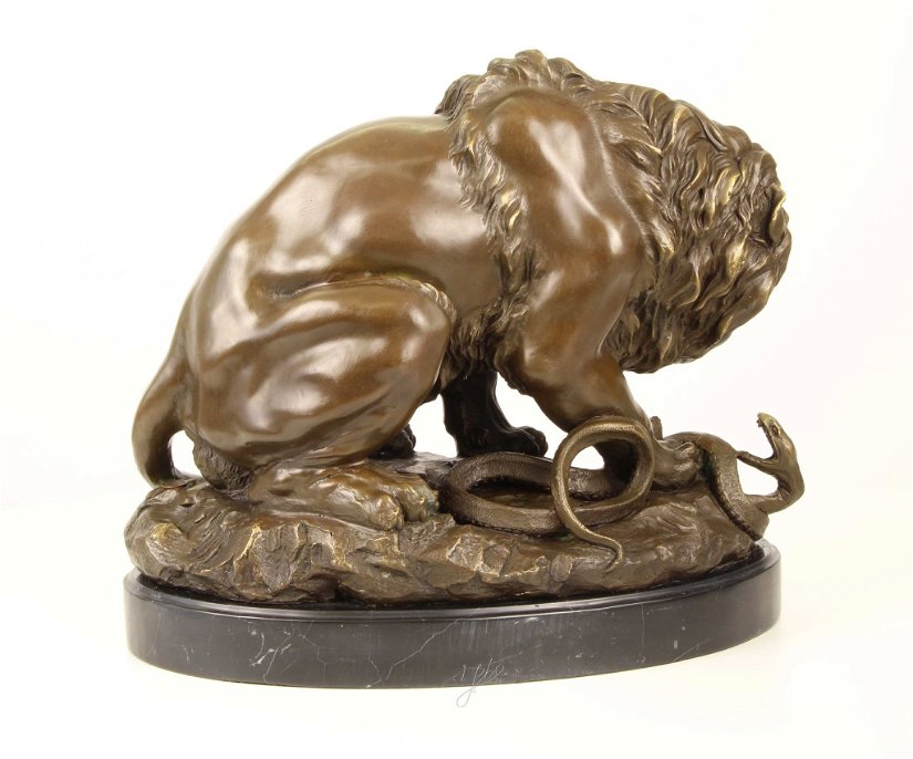 Leul si sarpele-statueta din bronz pe un soclu din marmura