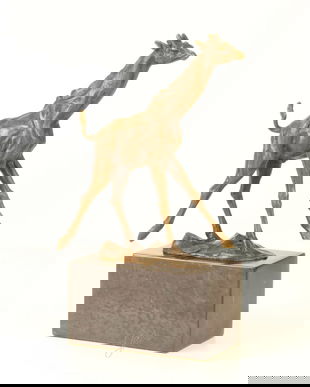 Girafa-statueta din bronz pe un soclu din marmura