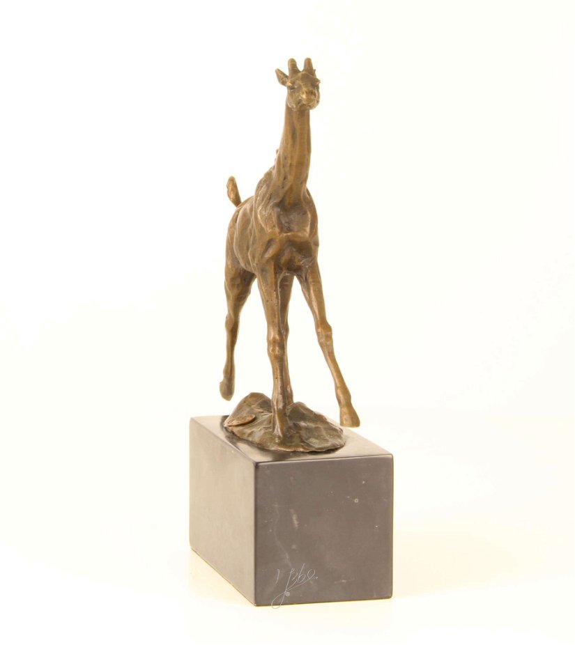 Girafa-statueta din bronz pe un soclu din marmura