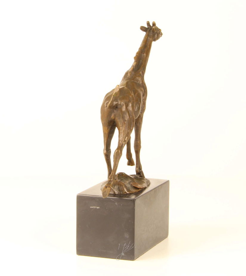 Girafa-statueta din bronz pe un soclu din marmura