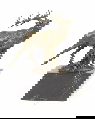 Cerb-statueta din bronz pe un soclu din marmura