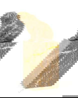 Urs sezand-statueta din bronz pe un soclu din marmura