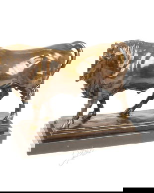 Taur -statueta din bronz pe un soclu din marmura